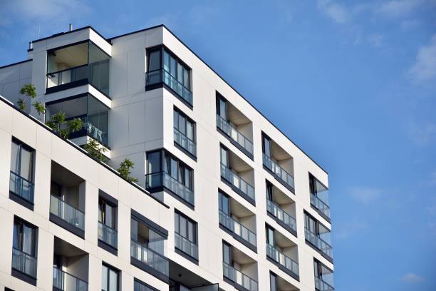 Tout d’abord, l’isolation phonique permet de réduire les bruits extérieurs. En effet, les sons de la rue, du trafic ou des voisins