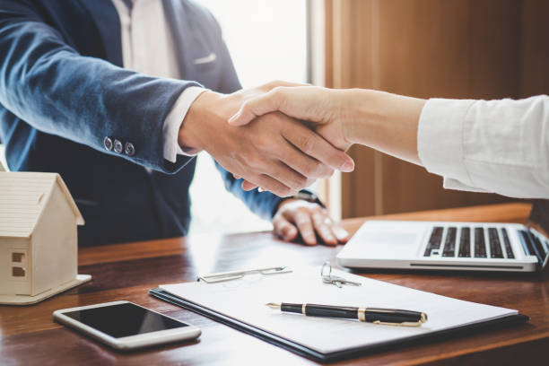 Tout d’abord, il est essentiel de distinguer les régimes fiscaux. En investissement locatif, la location nue implique deux options fiscales.