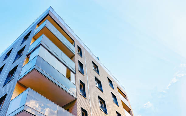 Tout d’abord, la flambée du prix de l’essence pousse de nombreux ménages à revoir leur choix immobilier. En effet, les coûts