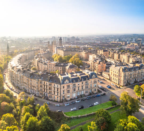 Acheter un bien ne se limite pas au prix affiché. En effet, il faut aussi prendre en compte le coût global logement + transport.